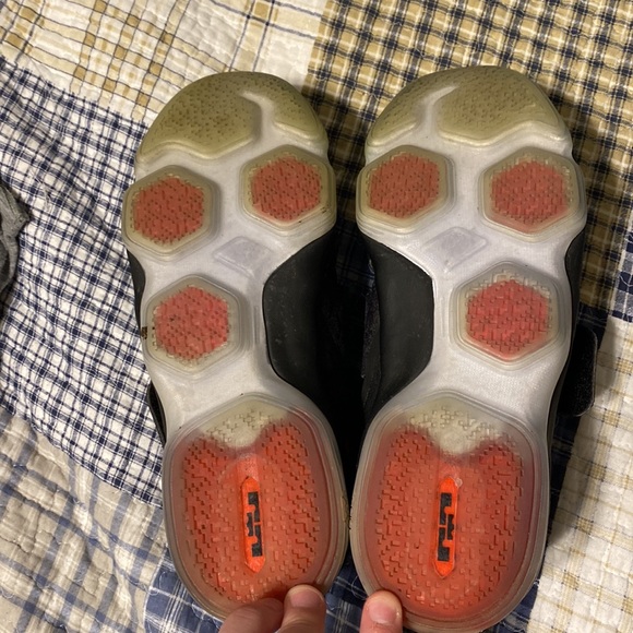 Size 7Y Nike Zoom Lebron James shoes - Picture 6 of 6